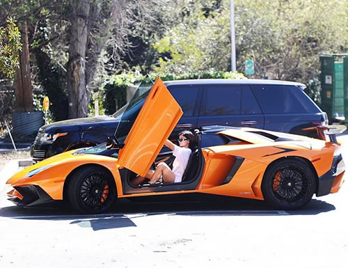 女人一样爱跑车..Kylie Jenner最新与敞篷兰博基尼的完美结合 (附她的多辆豪车照片)