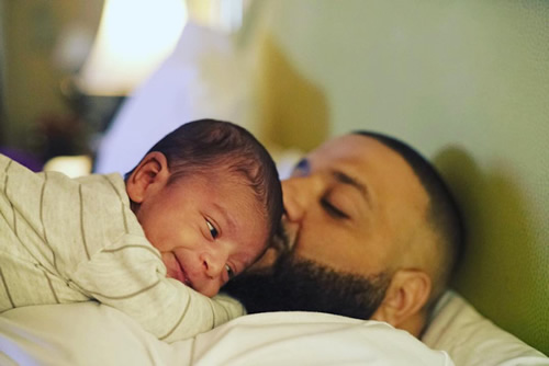婴儿就炫酷..DJ Khaled几个月大的小儿子戴上昂贵手表摆拍..子承父业 (短视频)  