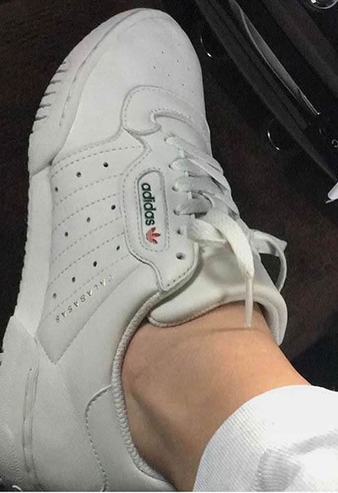 卡戴珊展示新款白色运动鞋..潮人必备 (照片)