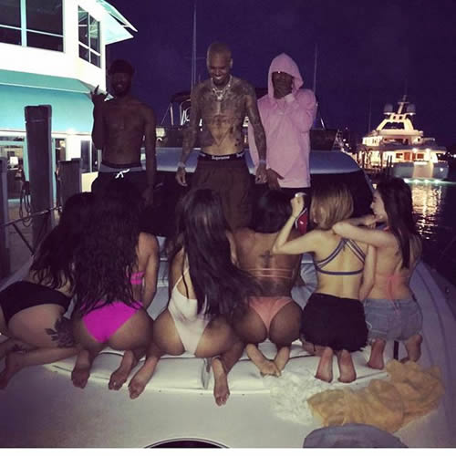 这生活太让人满意..6个比基尼美女跪着围着Chris Brown..愉快且耗体力的夜晚 (照片)