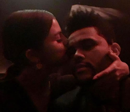 爱到升华..The Weeknd是绝对赢家..Selena Gomez再放吻深爱男友..某人不是滋味 (照片)