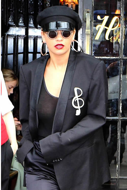 Rita Ora不穿Bra出门..开门的“老司机”却抢了镜头 (照片)