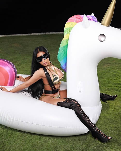 WTF..Nicki Minaj被英国的Gay杂志侮辱抹黑..很过分 (照片) 