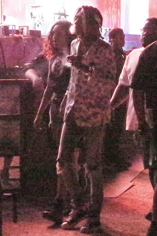 花花公子Wiz Khalifa又牵手神秘美女边抽Weed..这是他牵手的多少个美女了? (照片)
