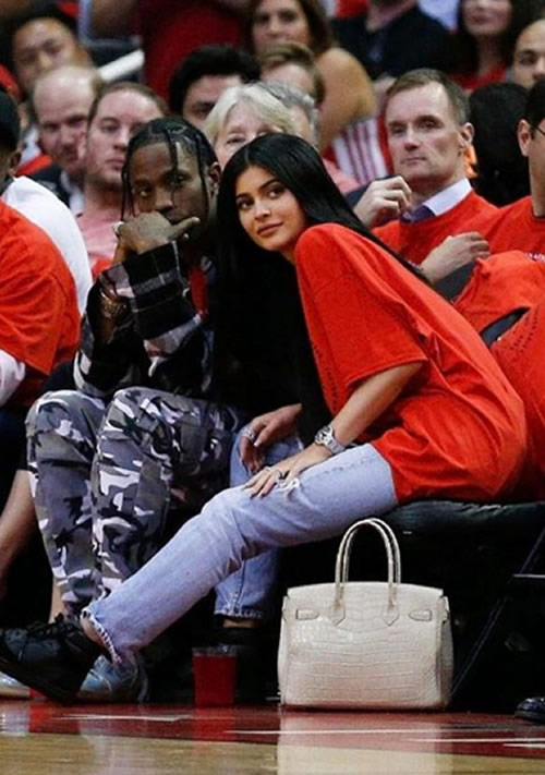 Tyga注意了..前任Kylie Jenner和竞争对手Travis Scott在火箭队主场公开玩上了..他的手放她大腿上 (照片)