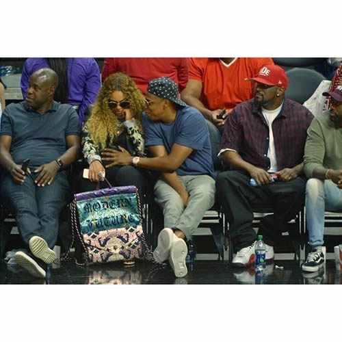 有了双胞胎..Jay Z和Beyonce看球都无法专注 (照片)