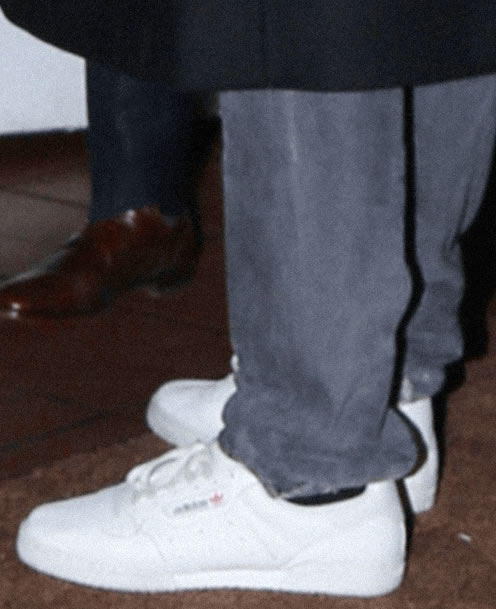 绝对潮流..Kanye West穿出最新设计的Yeezy鞋子..你觉得怎么样? (照片)