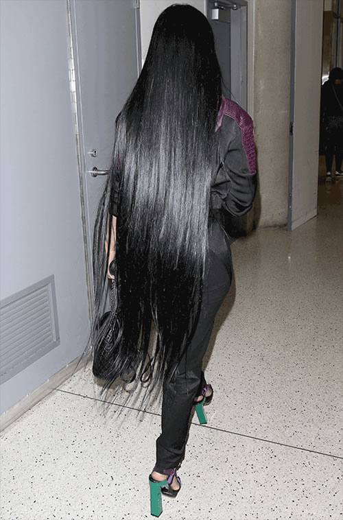 大变样..Nicki Minaj头发接的超长..到了小腿..花了50万 (照片)