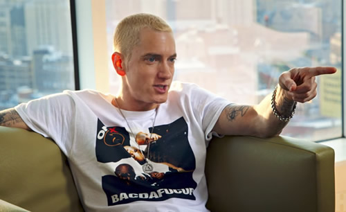 Eminem赞扬两位大亨Dr. Dre和Jimmy Iovine的话都是带押韵的 (视频)
