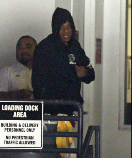 刚刚出生的双胞胎看来问题不大..看Jay Z走出医院的表情 (照片)