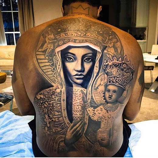 过去12个月赚9个亿的男人Diddy秀出背部超级纹身..谁的图案覆盖了嘻哈首富整个背部? (照片)