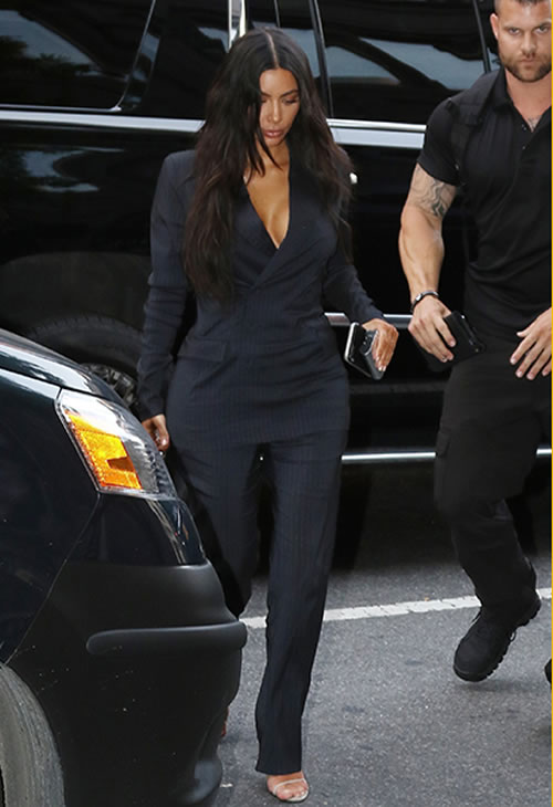 Wow..Kim Kardashian的英俊保镖这是不小心还是故意? 摸她的大臀 (照片)