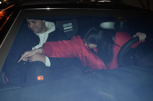 他是谁? Kylie Jenner开着兰博基尼跑车与副驾上的男士有身体接触 (照片)