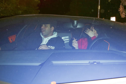 他是谁? Kylie Jenner开着兰博基尼跑车与副驾上的男士有身体接触 (照片)