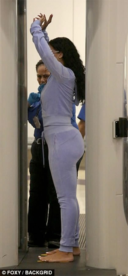 WoW..这是我们第一次见识Rihanna有这样的Big Booty翘臀 (照片)