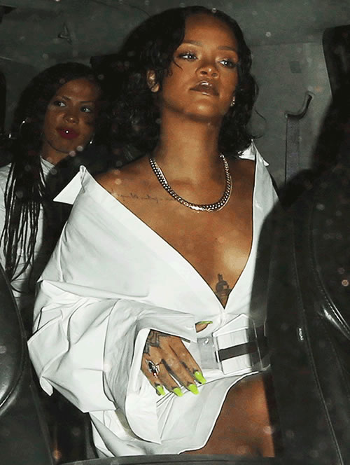 好久不见苗条的Rihanna看起来胖了.. (照片)