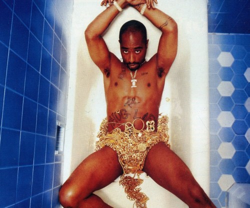 Thug Life! B.O.B变成了Tupac致敬他..在浴缸里模仿得一模一样 (照片)