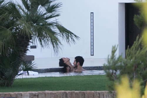 WoW..Rihanna和神秘男子玩舌吻..很激情很High (照片)
