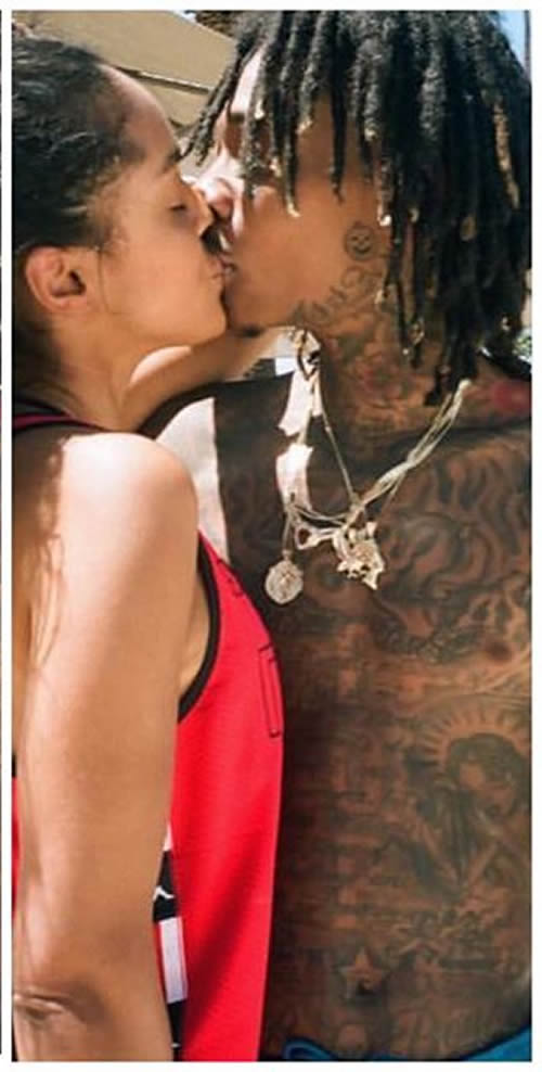 刺痛单身狗..Wiz Khalifa和他的女友秀接吻 (照片)