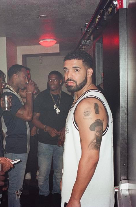难以置信..Drake竟然在手臂上纹身了Lil Wayne巨幅画像 (照片)