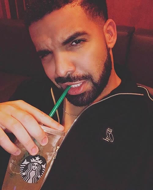 Drake喝你们喜欢的饮料可以如此销魂..在厨房里面的Drizzy更帅 (照片)