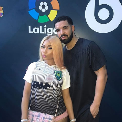 Drake知道什么是真材实料..面对女同事Nicki Minaj的巨臀他情不自禁了 (照片)