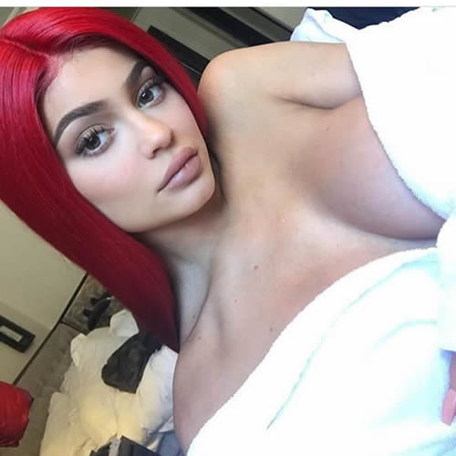 一张图见识一下Kylie Jenner的胸部的变化 (照片)
