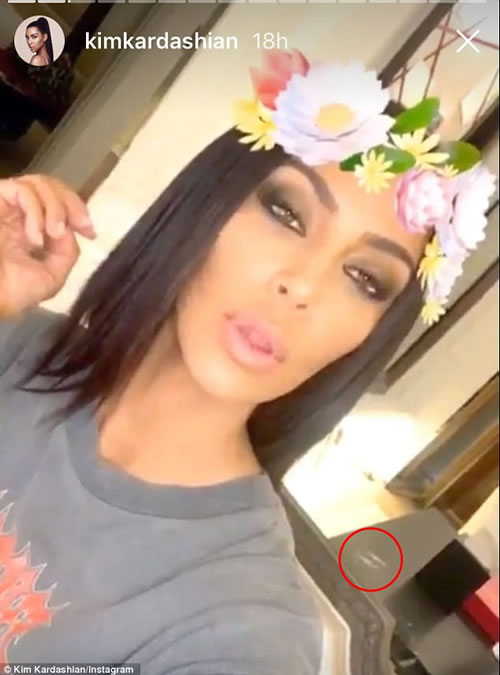 什么情况? Kim Kardashian因为这张照片出现了白色粉末受到争议 (照片)