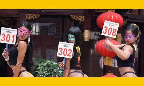 嘻哈八卦网站Mediatakeout登出在中国发生的这个事情..看起来尺度有点大 (8张照片)