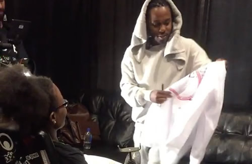 看看Kendrick Lamar与这位残疾女粉丝有着怎样的感情 (照片)