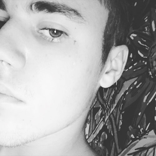 Justin Bieber用最新行动表达对耶稣基督的忠诚..清晰秀脸上的纹身 (照片)