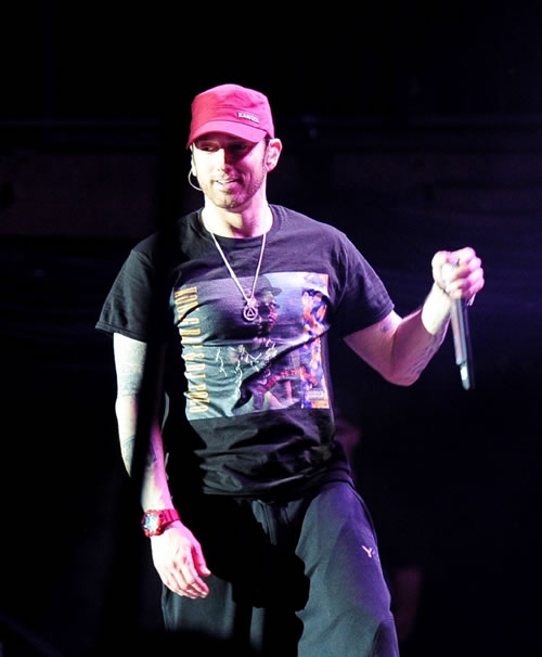 来点Eminem在Reading & Leeds音乐节的相关照片..第一张Marshall笑得很难得 ​​​​