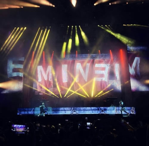 Rap God Eminem一出现全场炸了..他文明地Fuck了美国总统..这是在英国Glasgow现场最新演出