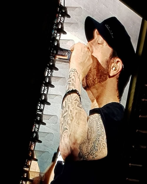 来点Eminem在Reading & Leeds音乐节的相关照片..第一张Marshall笑得很难得 ​​​​