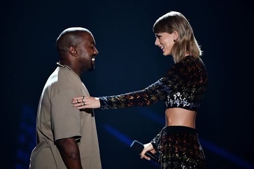 最近Taylor Swift攻击Kanye West和卡戴珊的单曲引起轩然大波..社交媒体上粉丝的骂战已经到了极限