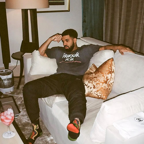 看Drake的样子他大概是在想念前女友Rihanna..快秋天了天气凉，穿上印有RiRi形象的袜子