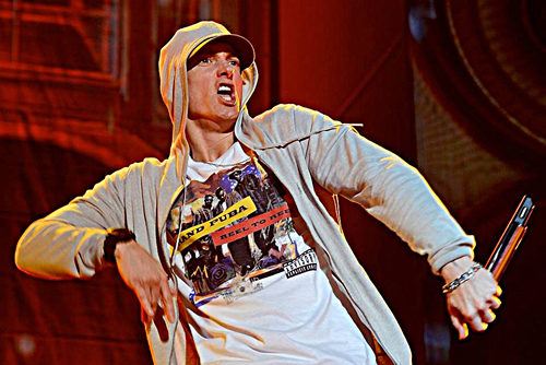 太motherfucking恐怖的数据，Eminem的专辑Curtain Call创下Billboard公告牌上榜恐怖记录..