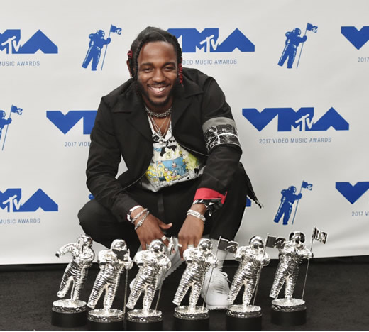 都坐下! Kendrick Lamar成为2017 MTV VMA音乐录影带大奖最大赢家, 带来HUMBLE/DNA表演 + 完整获奖名单