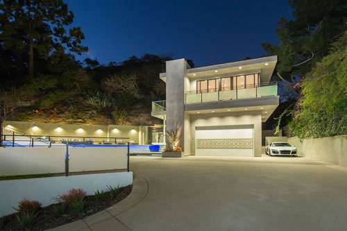 都在买豪宅..Drake的超级大房子正在装修..这边看到了Rihanna在West Hollywood买了新豪宅