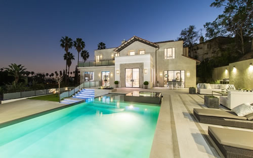 都在买豪宅..Drake的超级大房子正在装修..这边看到了Rihanna在West Hollywood买了新豪宅