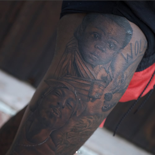 真真真爱! 奇才队球星沃尔流着说唱的血，把Lil Wayne和Tupac纹在身上..我们把2个纹身的原图挖出来 