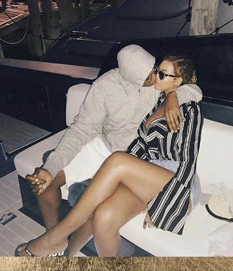 经常低调的Jay Z一出手就是高调地与太太Beyonce接吻
