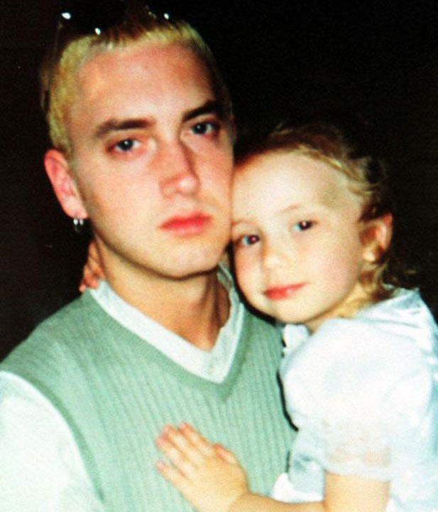 在网上碰巧看到了Eminem女儿的sexy照片...曾经的小娃娃今天都20多岁的姑娘