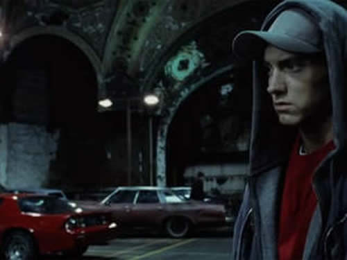 暴风雨前的宁静..Eminem被Stan拍到正在拍摄新MV，又来到停车场