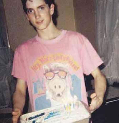 Happy 45th Birthday Marshall! Rap God Eminem今天45周岁了...从小就这么帅，你有什么办法?