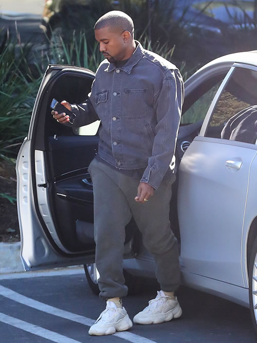 Kanye West穿上新的白色YEEZY鞋子看起来很不错，fresh...