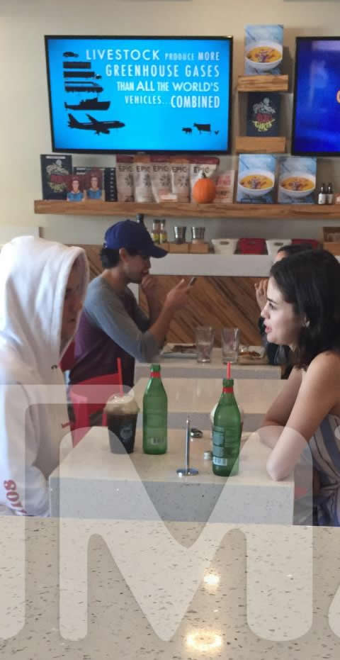 Justin Bieber与旧爱Selena Gomez最近第三次见面..一起吃早餐