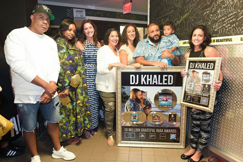 从出生到一周岁..DJ Khaled儿子Asahd一直是赢家..嘻哈首富Diddy给他主持1岁生日Party