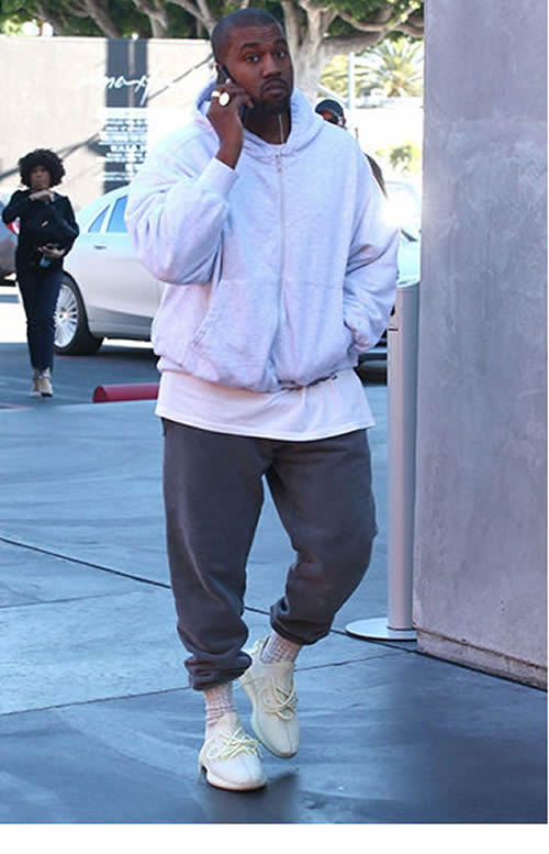 看来Kanye有新“货”准备推出，一看就是顶级好货，他在黑色星期五穿出从未见过的新Yeezy鞋