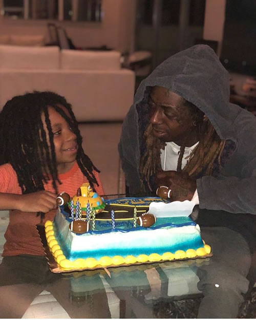 Lil Wayne轻松smoke weed庆祝小儿子生日..为什么女士Chanel包包成为了孩子的生日蛋糕元素..Ha